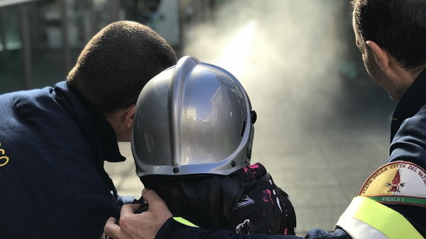 Esibizione acrobatica dei Vigili del Fuoco del Vaticano
