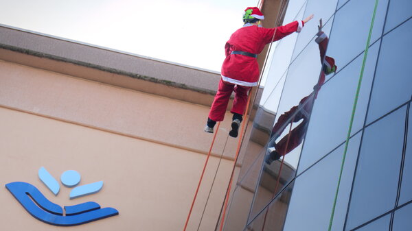 Sguardi verso cielo arrivo Babbo Natale