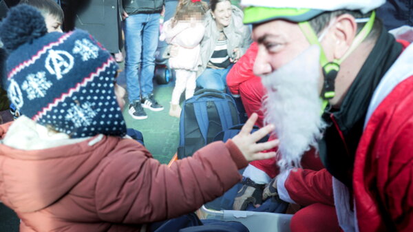Sguardi verso cielo arrivo Babbo Natale