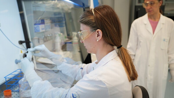 Nature Medicine studio dimostra efficacia cellule CAR-T malattie autoimmuni età pediatrica