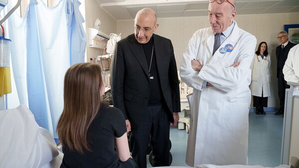 Il Cardinale Baldassare Reina in visita al Bambino Gesù