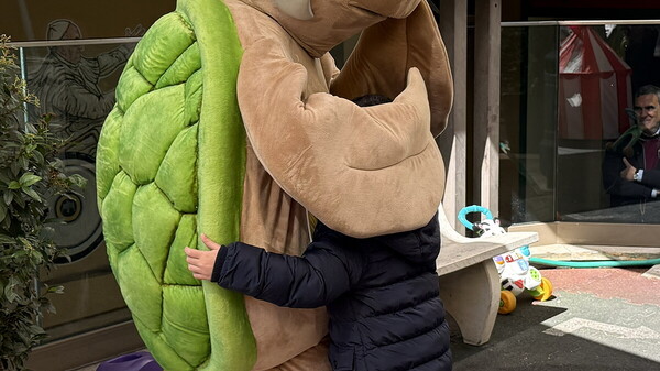 La tartaruga Vittoria al Bambino Gesù: la mascotte della Maratona di Roma incontra i piccoli pazienti