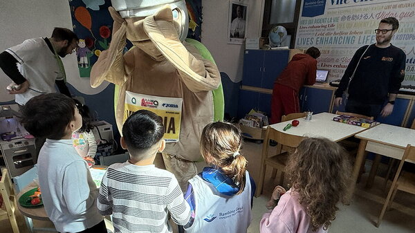 La tartaruga Vittoria al Bambino Gesù: la mascotte della Maratona di Roma incontra i piccoli pazienti
