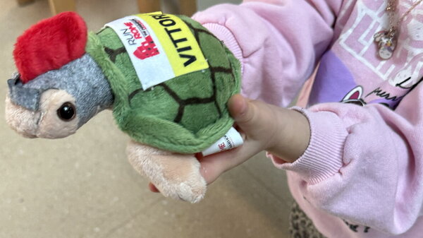 La tartaruga Vittoria al Bambino Gesù: la mascotte della Maratona di Roma incontra i piccoli pazienti