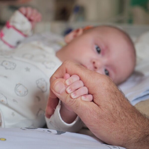 “A Pasqua, donare significa accogliere”: la raccolta fondi per le famiglie dei bambini che arrivano in ospedale da ogni parte del mondo